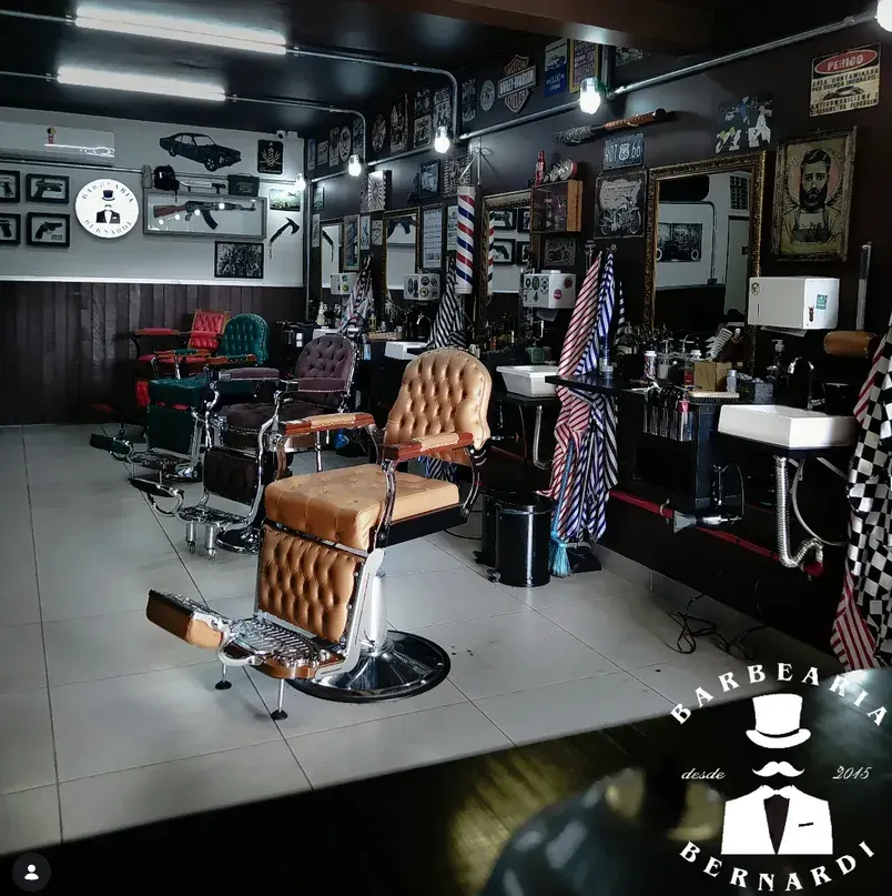 Salão da Barbearia Bernardi com cadeiras clássicas de couro